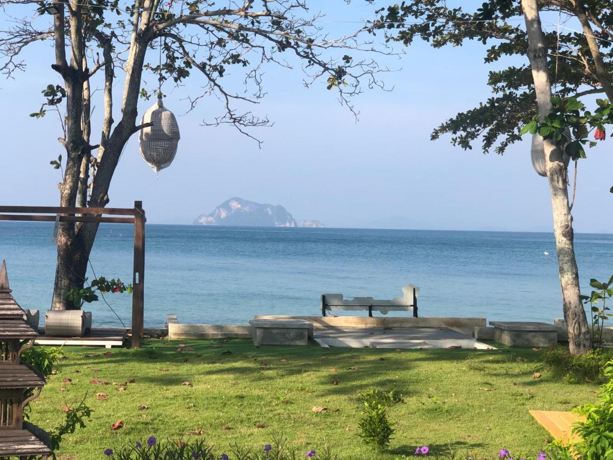 Royal Yao Yai Island Beach Resort Ко-Яо-Яй Екстер'єр фото View of Ko Chang from the mainland